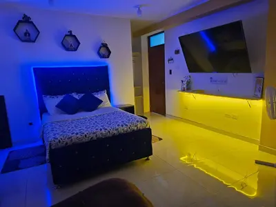 a bedroom with a bed and a tv on the wall at Familiar Premium Twin Chanchamayo in La Merced