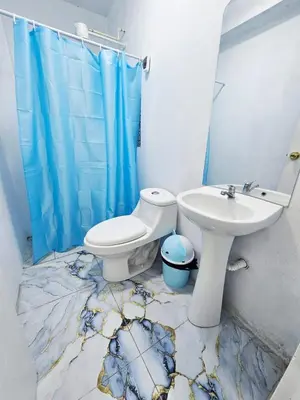 a bathroom with a toilet and a sink at Familiar Premium Twin Chanchamayo in La Merced