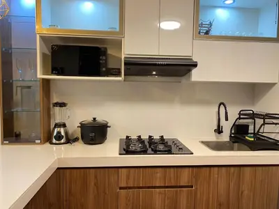a kitchen with a stove and a microwave at Amanecer Refugio Ideal Cozy Retreat in Los Olivos in Lima