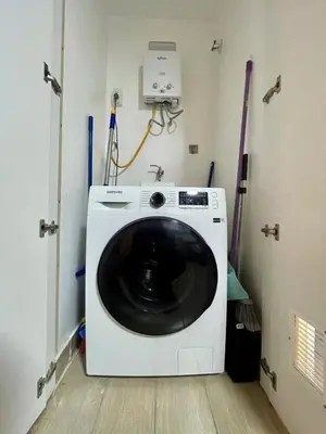 a washing machine sitting in a laundry room at Céntrico departamento in Lima