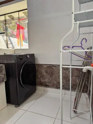 a laundry room with a washing machine in a room at Casa Muyuna in Calca