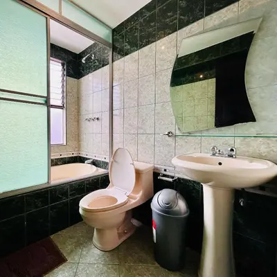 a bathroom with a toilet and a sink at Hotel la Casa de Makito's in Cusco