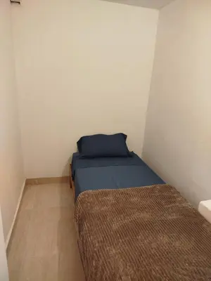 a small bedroom with a bed in a room at Habitación independiente con terraza y cocina in Lima