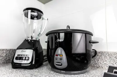 a toaster and a blender sitting on a counter at Hermoso departamento de estreno in Lima