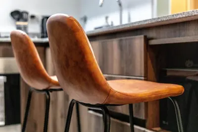 two chairs sitting at a counter in a kitchen at Hermoso departamento de estreno in Lima