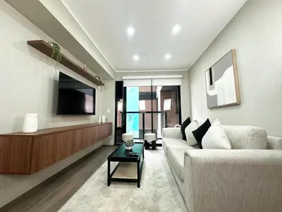 a living room with a couch and a tv at Hermoso departamento de estreno in Lima
