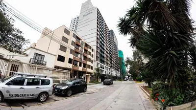 a street with cars parked on the side of the road at Hermoso departamento de estreno in Lima
