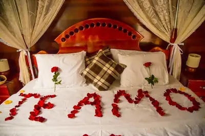 a bed with red roses and the word mom written on it at Ecolodge Don Felix in Quillabamba