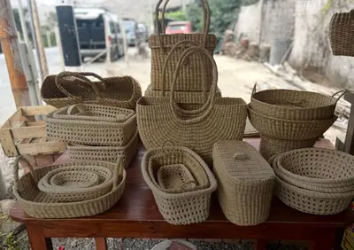 a bunch of baskets sitting on a wooden table at Casa campo vista linda in Mala