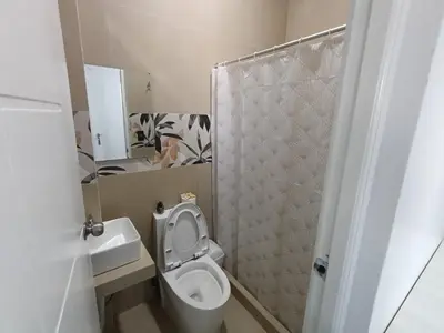 a bathroom with a toilet and a sink and a mirror at Hospedaje Altamar in Paracas