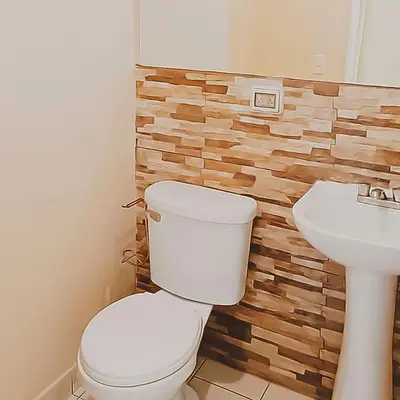 a bathroom with a toilet and a sink at Apartamento cómodo con piscina en el Centro Histórico, Lima in Lima