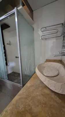 a bathroom with a shower with a glass door at Dormitorio con baño privado a 25 minutos del Apto in Lima