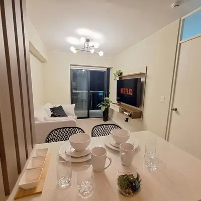 a room with a table with cups and plates on it at Apartamento de ensueño in Lima
