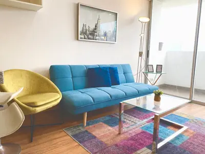a blue couch and a table in a living room at Apartamento exclusivo a un paso de San Isidro in Lima