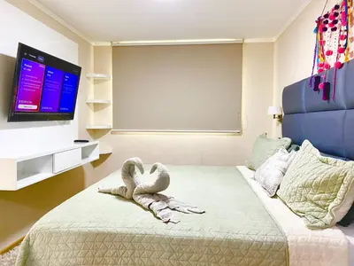 a bedroom with two swans sitting on a bed at Apartamento exclusivo a un paso de San Isidro in Lima