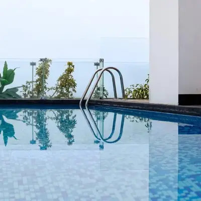 BSR Romantic Escape Flat w/ Rooftop Pool