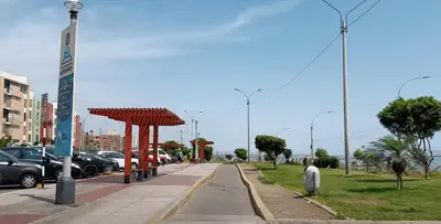 a street with cars parked in a parking lot at Departamento 3 cuartos frente al mar en San Miguel, Peru in Lima