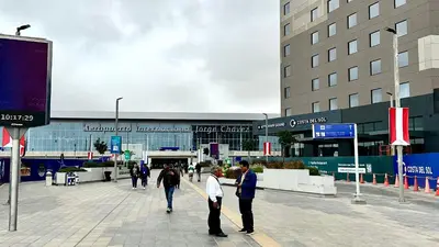a group of people walking in front of a building at WIFI Rápido A 20 min del Aeropuerto de Lima in Lima