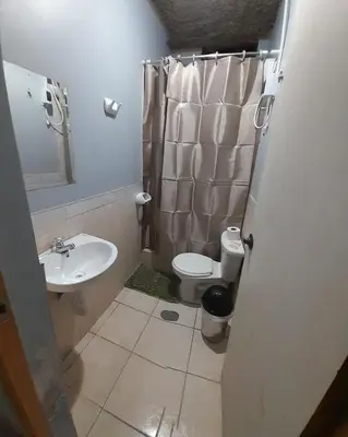 a bathroom with a toilet and a sink at El titanic in Nazca