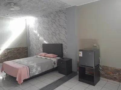 a bedroom with a bed and a tv in it at El titanic in Nazca