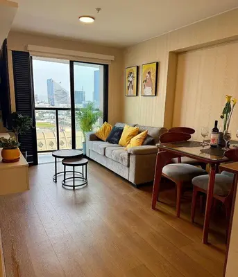 a living room with a couch and a table at Tu refugio en Lima, moderno y céntrico in Lima