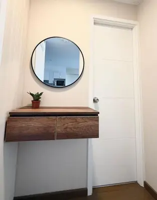 a mirror on a dresser next to a door at Tu refugio en Lima, moderno y céntrico in Lima