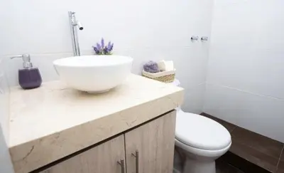 a bathroom with a bowl sink and a toilet at Departamento 1 dormitorio San Miguel-Reservas con 1 día de anticipación in Lima
