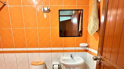 a bathroom with a sink and a toilet and a mirror at Habitación privada a 20 min del aeropuerto de Lima in Lima
