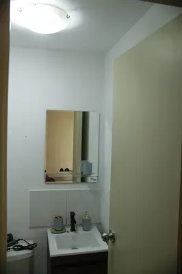 a bathroom with a sink and a mirror at Hermoso apartamento cerca al estadio San Marcos y el Aeropuerto in Lima