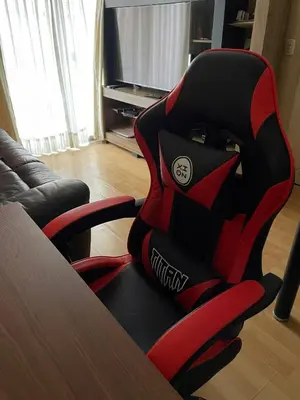 a red and black chair sitting next to a table at Hermoso apartamento cerca al estadio San Marcos y el Aeropuerto in Lima