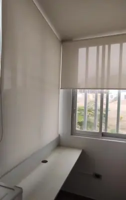 a white room with a window with a window blind at Alojate en Mala casa del valle in Mala