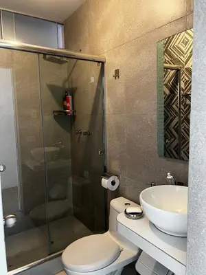 a bathroom with a shower and a toilet and a sink at Amplio y acogedor departamento de 130m2 - 2do piso in Lima
