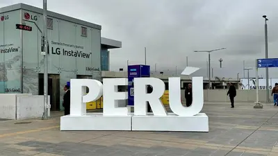 a large white sign in front of a building at Habitación tranquila a 15 min de Plaza Norte in Lima
