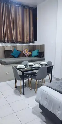 a dining room with a table and chairs and a couch at Monoambiente Parque Naranjal B, a 20 minutos del Aeropuerto - Hasta 3 huéspedes in Lima