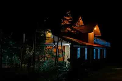 a house at night with its lights on at La Cabaña del Tony in Villa Rica