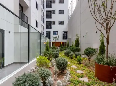 an internal courtyard of a building with plants at Acogedor depa 2D 2B cerca a Kennedy y Larcomar in Lima