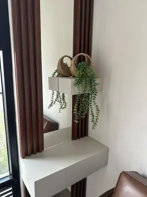 a shelf with two baskets and a mirror at Acogedor depa 2D 2B cerca a Kennedy y Larcomar in Lima