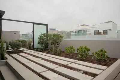 a roof garden with plants on a building at Fanning Apartments by Wynwood House in Lima
