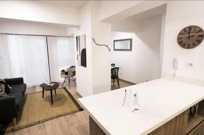 a kitchen and living room with a clock on the wall at iStay Atractivo corazón de Miraflores 2 Camas 2 Baños in Lima