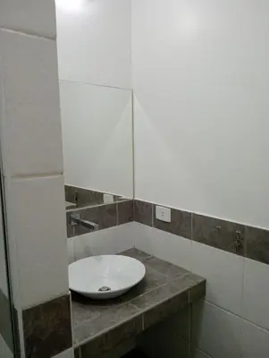 a bathroom with a white sink and a mirror at Super departamento en el centro de Miraflores in Lima