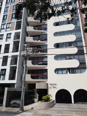 an apartment building with a white facade at Miraflores, Lima, apartamento 1 dormitorio in Lima