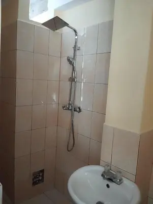 a bathroom with a shower and a sink at Glamping Machupicchu Lodge in Santa Teresa