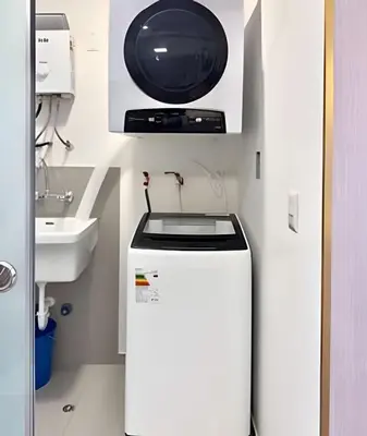 a small kitchen with a microwave and a refrigerator at Torre Gold in Lima