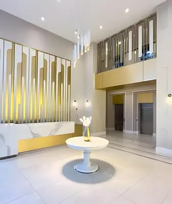 a lobby with a table in a room at Torre Gold in Lima