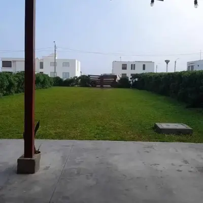 Casa amplia con jardín frente al mar