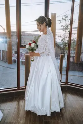 a bride in a white dress holding a bouquet at Hotel Sucre in Quinua