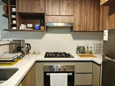 a kitchen with a stove top oven next to a sink at LOFTE Portofino, Departamento cerca de San Isidro in Lima