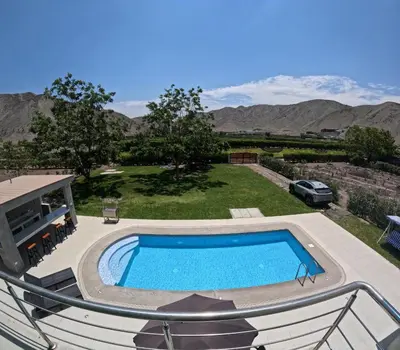 a swimming pool with a view of the mountains at Casa campo las Pecanas Huaral