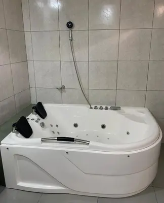 a white bath tub in a bathroom with a shower at Casa de Campo en el Valle Sagrado de los Incas - Casa Brisas del Rio Sagrado in Huayllabamba
