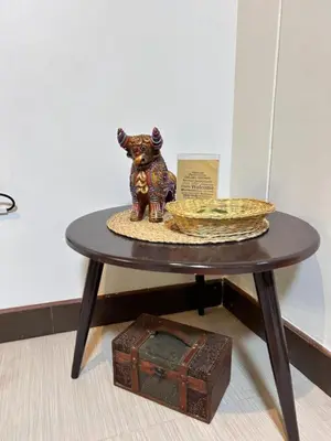 a table with a statue of two elephants and a box at Apartamento Lucky House Cusco in Cusco